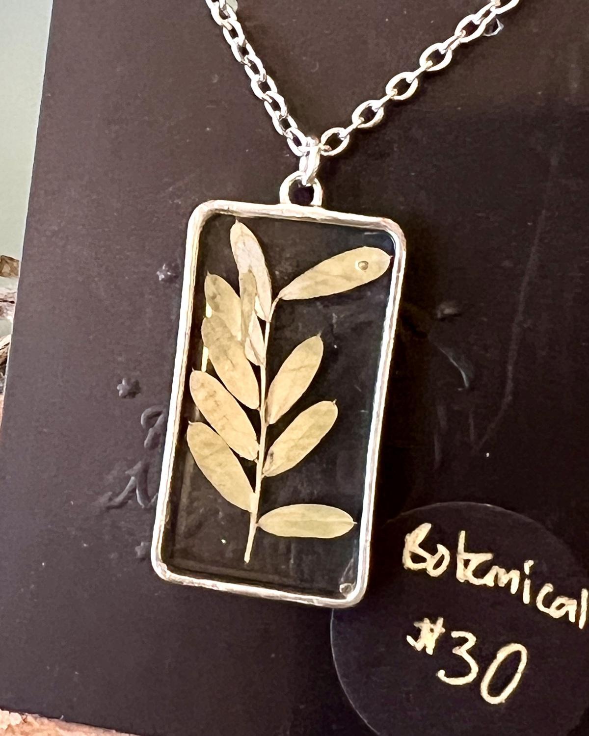 Pajaro Negro Botanical Leaf Necklace
