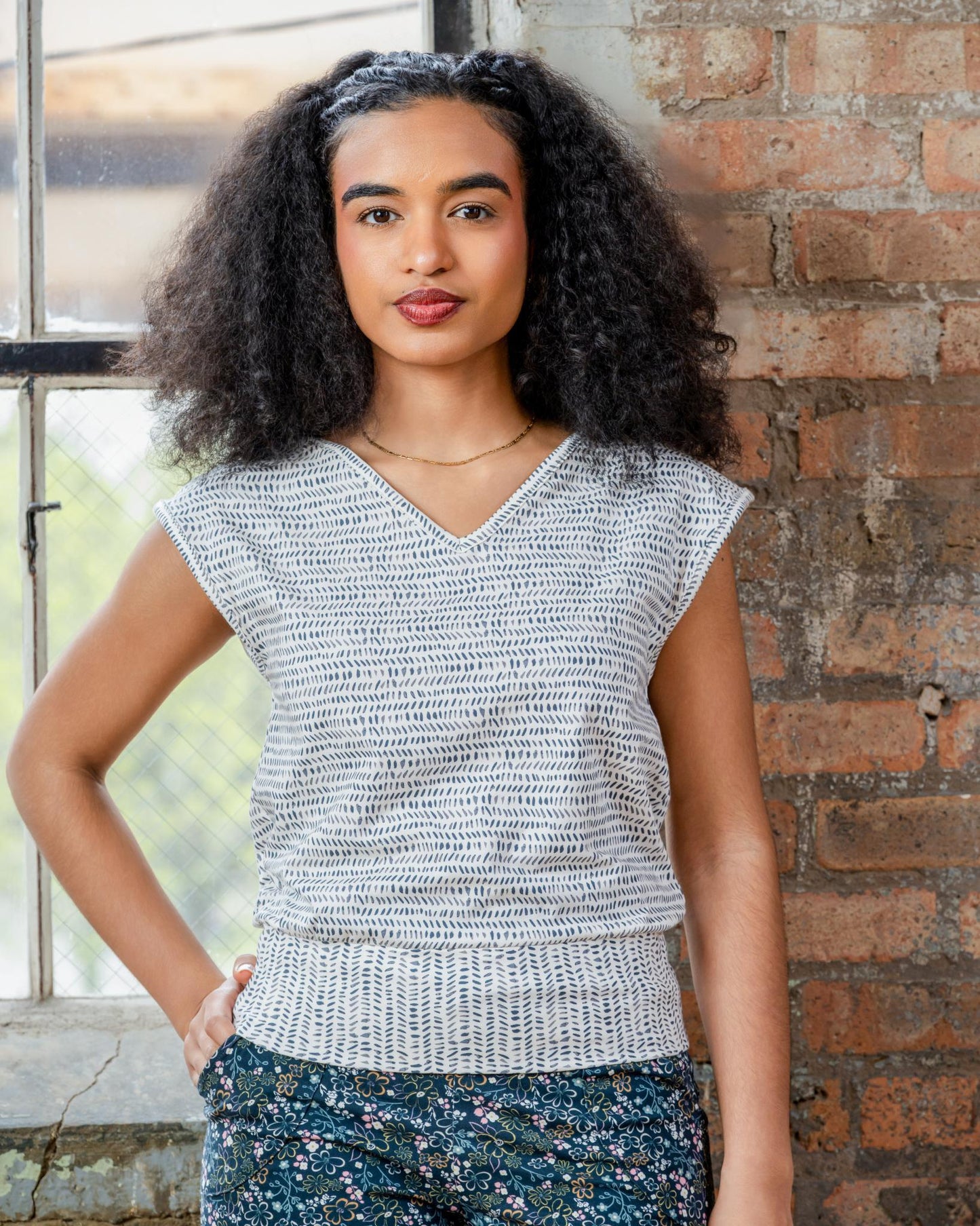 Squasht Banded Tee in Cream with Gray Brushstrokes Print