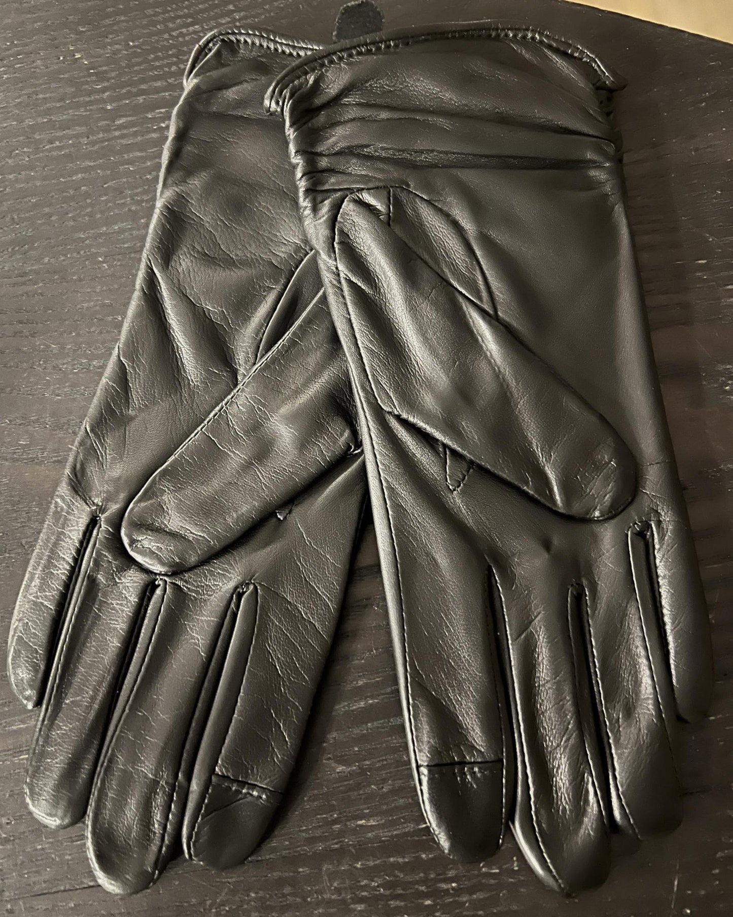 ili Leather Tech Gloves in Black with Ruching