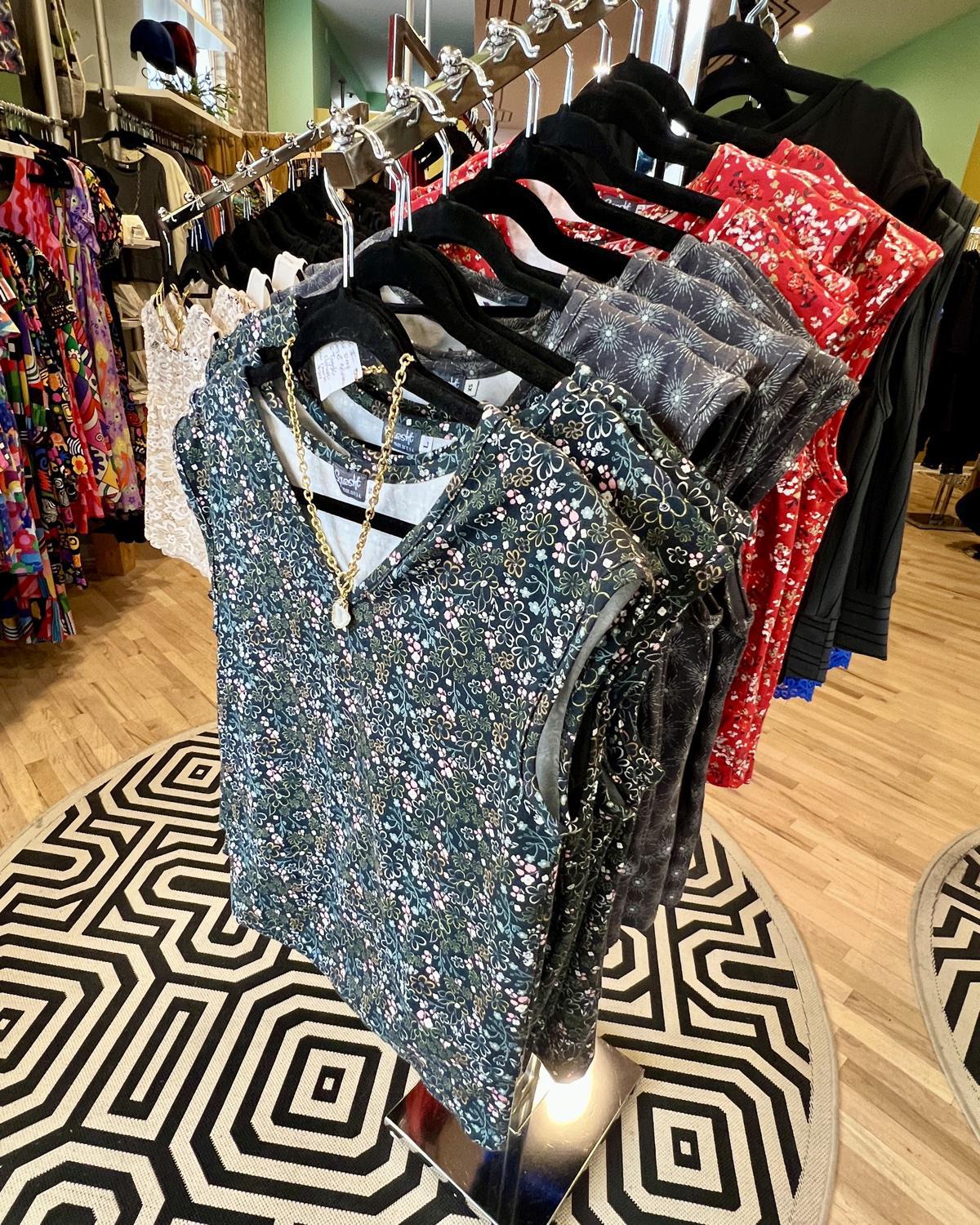 Squasht Banded Tee in Gray Starburst Print