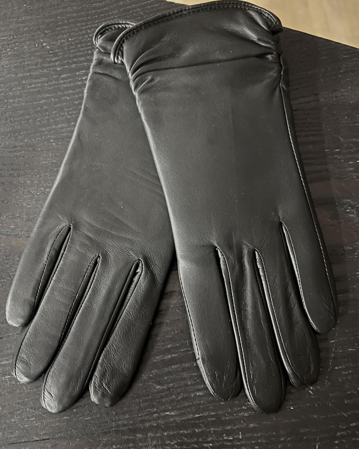 ili Leather Tech Gloves in Black with Ruching