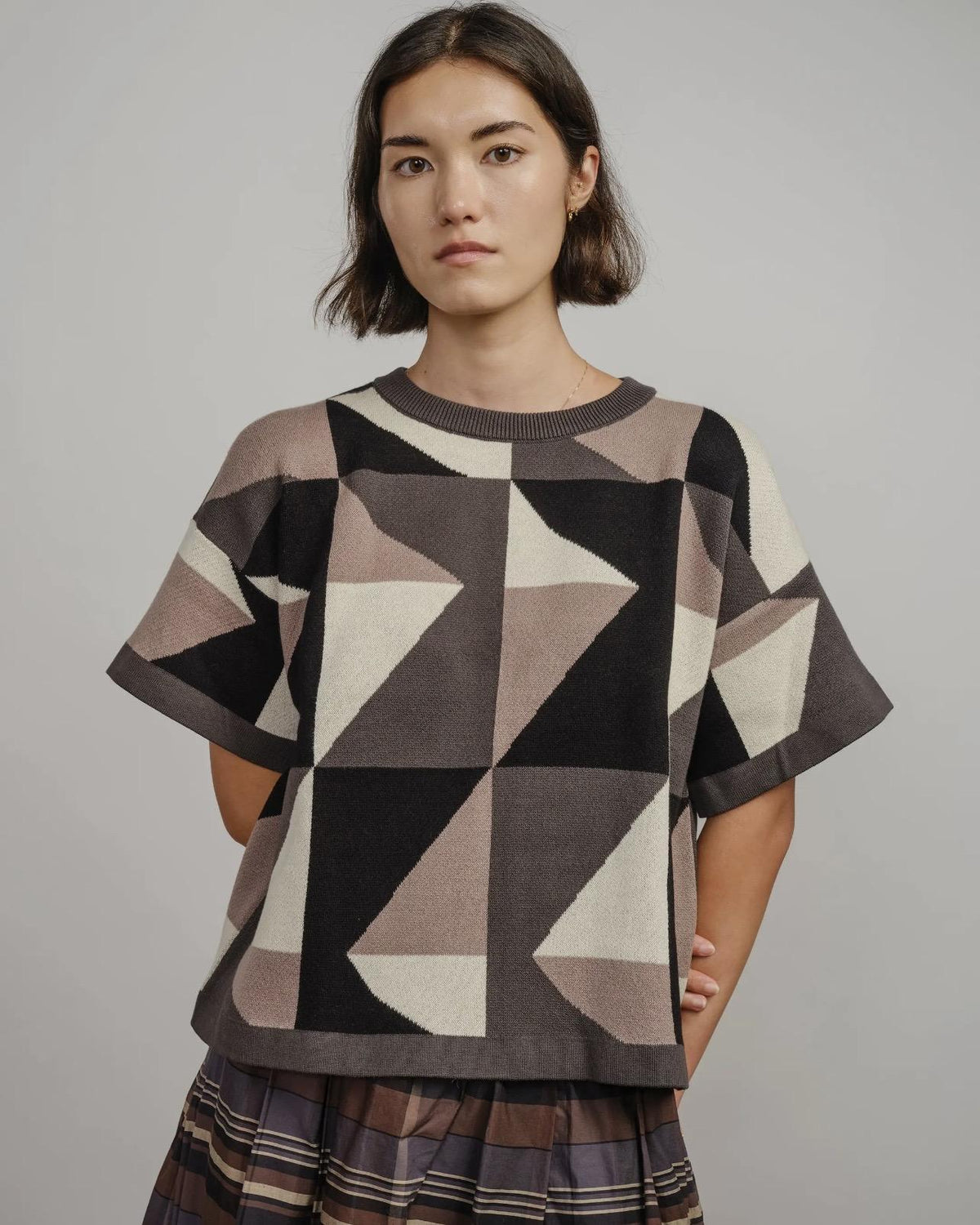 The Endery Calder Short Sleeve Sweater Tee in Flint (Black/Cream/Gray)