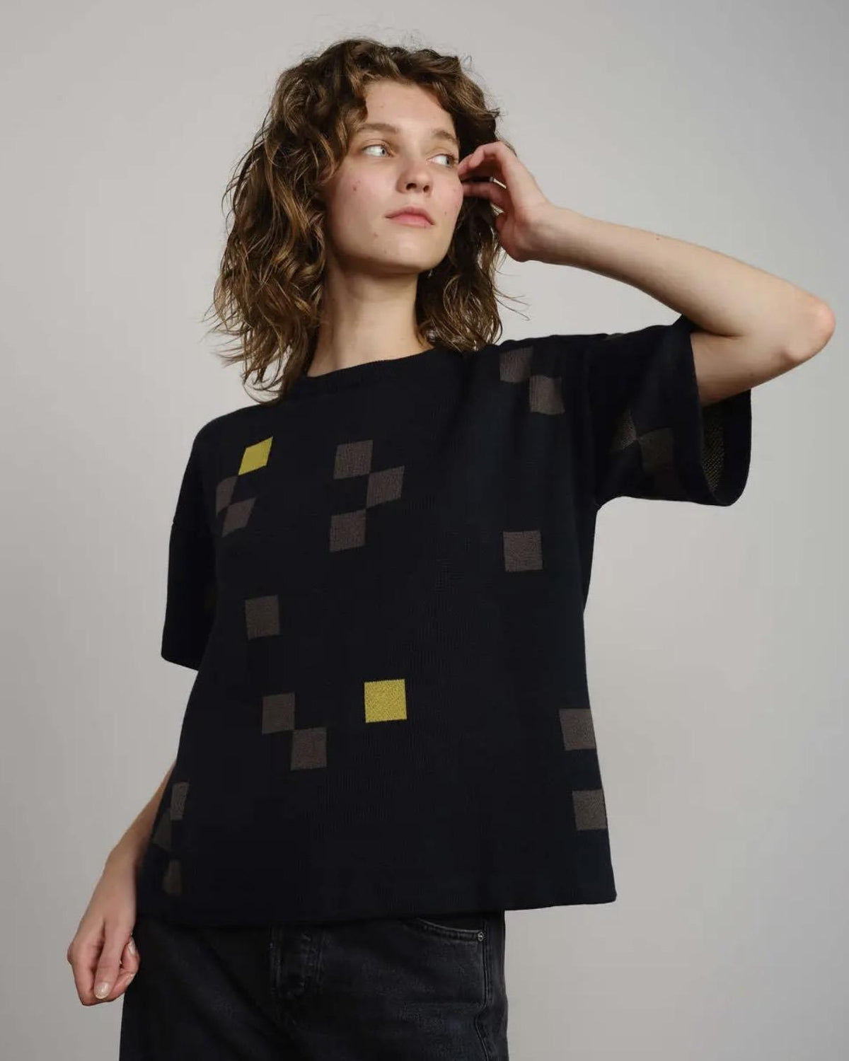 The Endery Albers Short Sleeve Sweater Tee in Atlantic (Navy/Grey/Yellow)