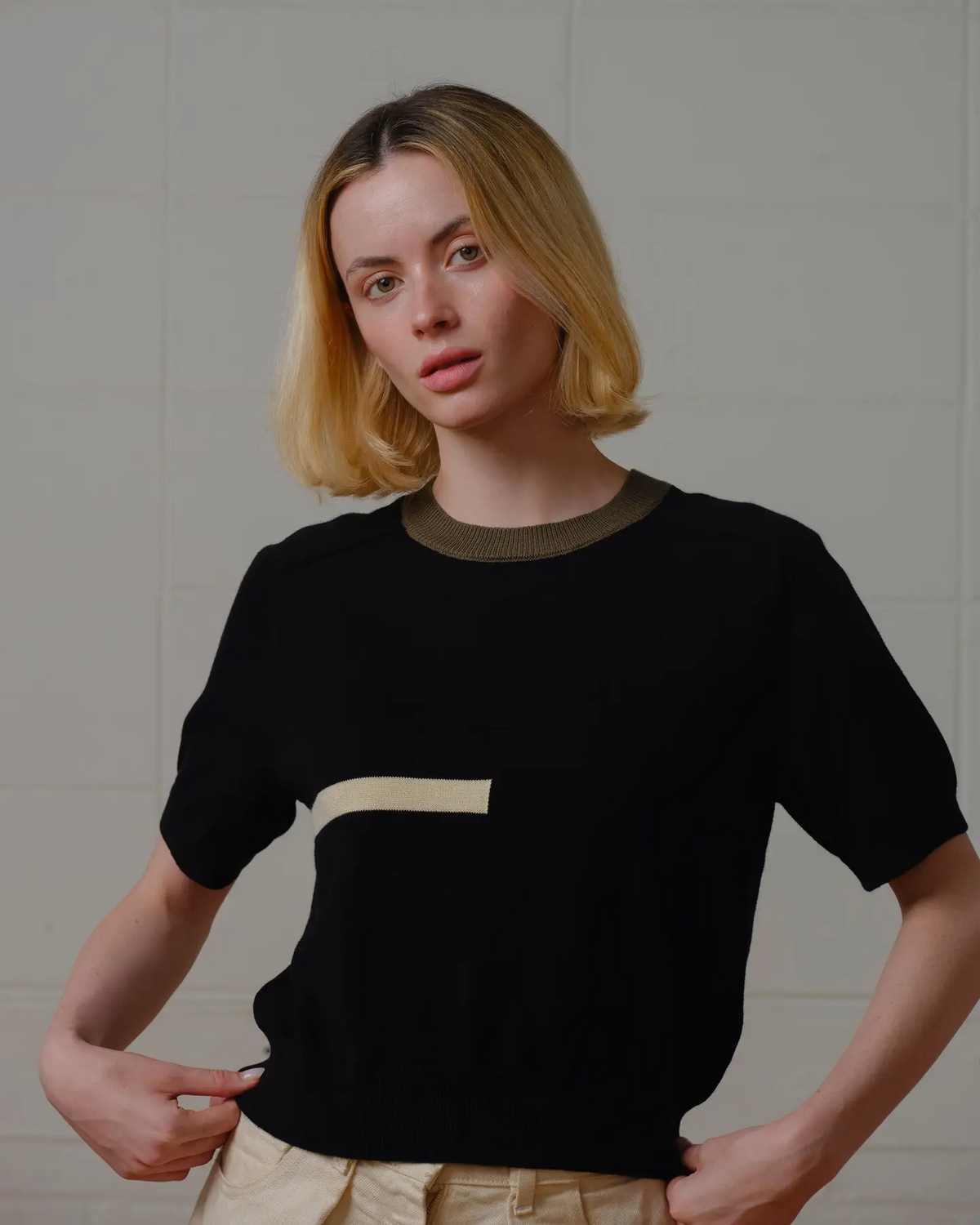 The Endery Ruben Short Sleeve Sweater Tee in Anthracite (Black/Olive/Cream)