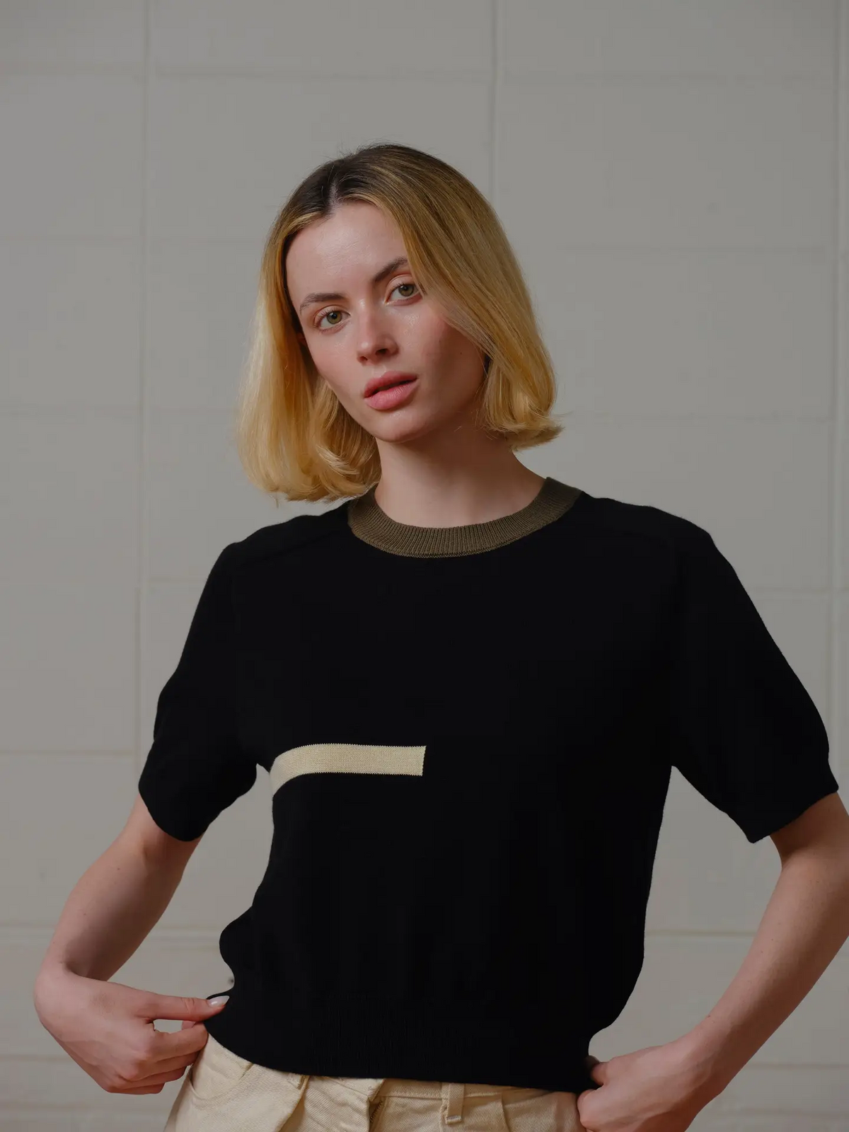 The Endery Ruben Short Sleeve Sweater Tee in Anthracite (Black/Olive/Cream)