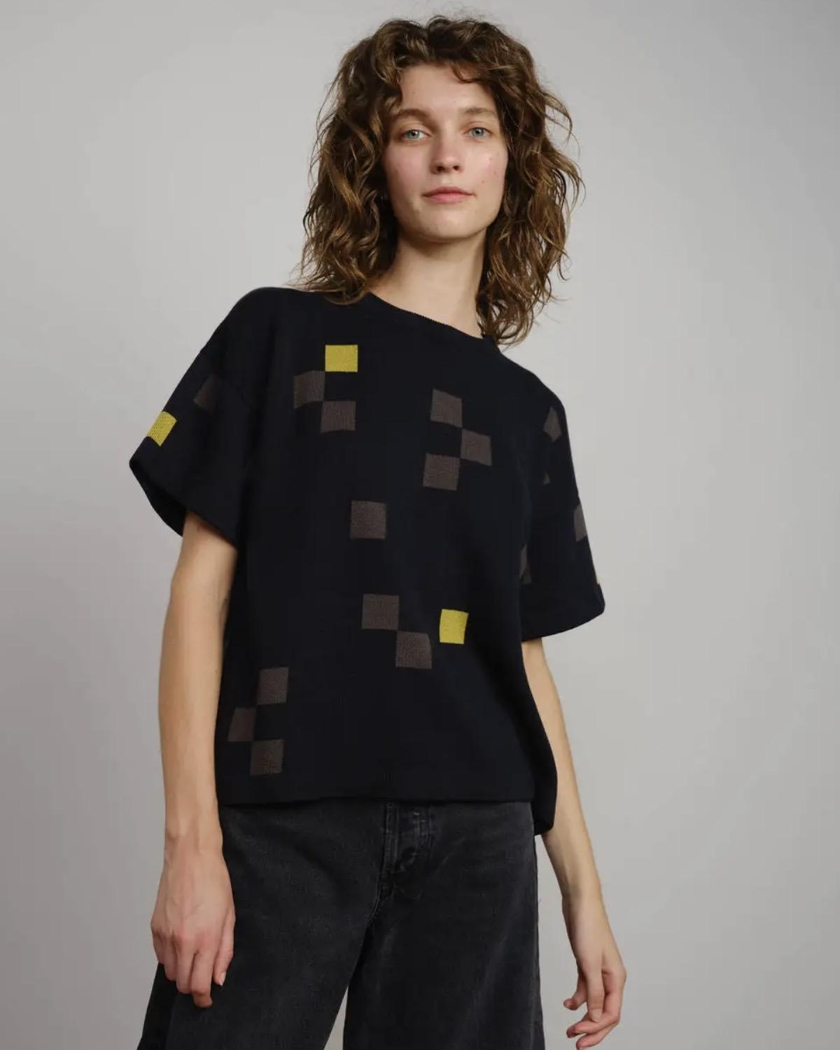 The Endery Albers Short Sleeve Sweater Tee in Atlantic (Navy/Grey/Yellow)