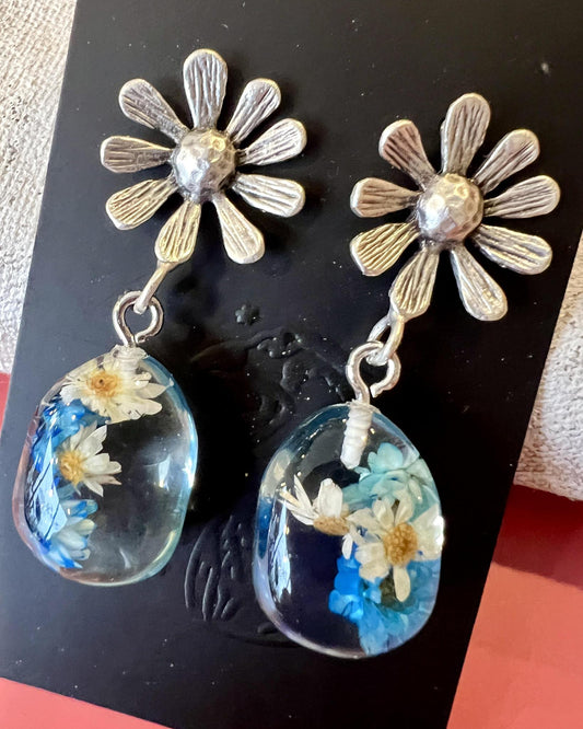 Pajaro Negro Floral Daisy Earrings