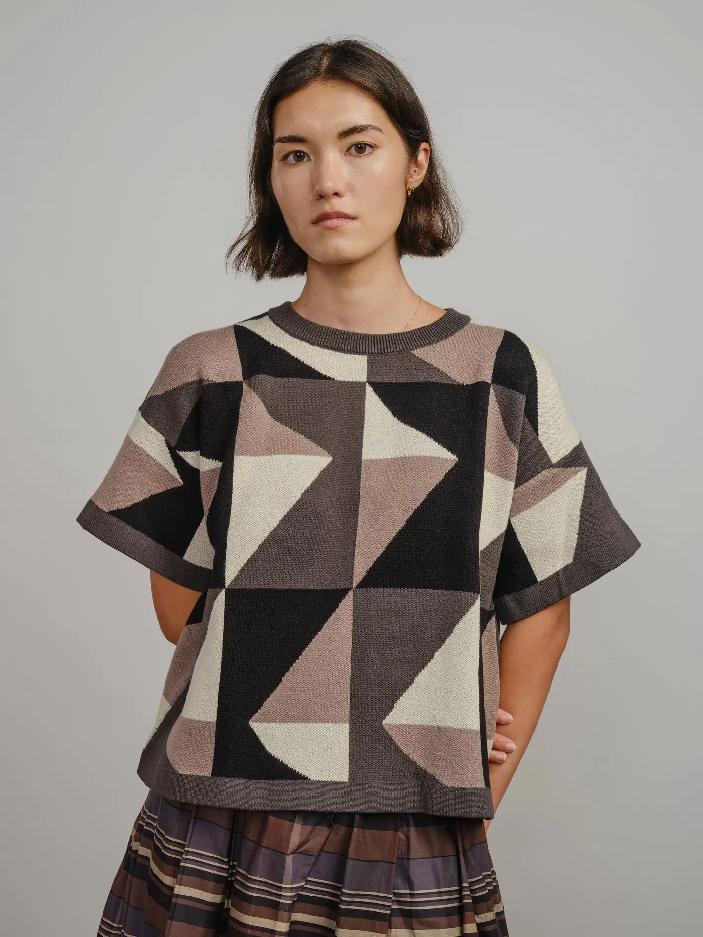 The Endery Calder Short Sleeve Sweater Tee in Flint (Black/Cream/Gray)
