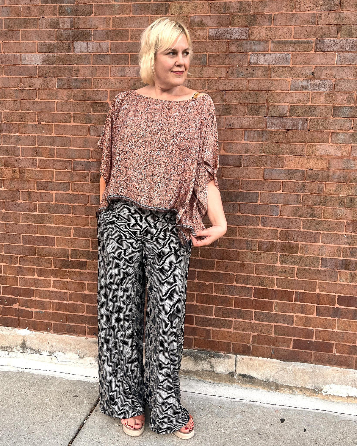 Indie Ella Tessa Flowy Silk Top in Allover Light Dusty Mauve Abstract Print