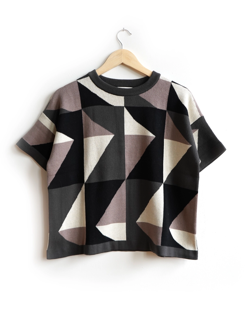 The Endery Calder Short Sleeve Sweater Tee in Flint (Black/Cream/Gray)
