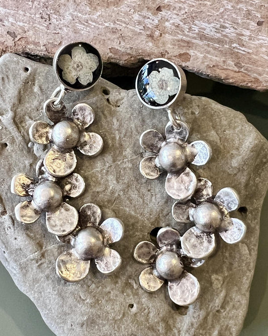Pajaro Negro Narcissus Flower Earrings in a Wax Sealed Box