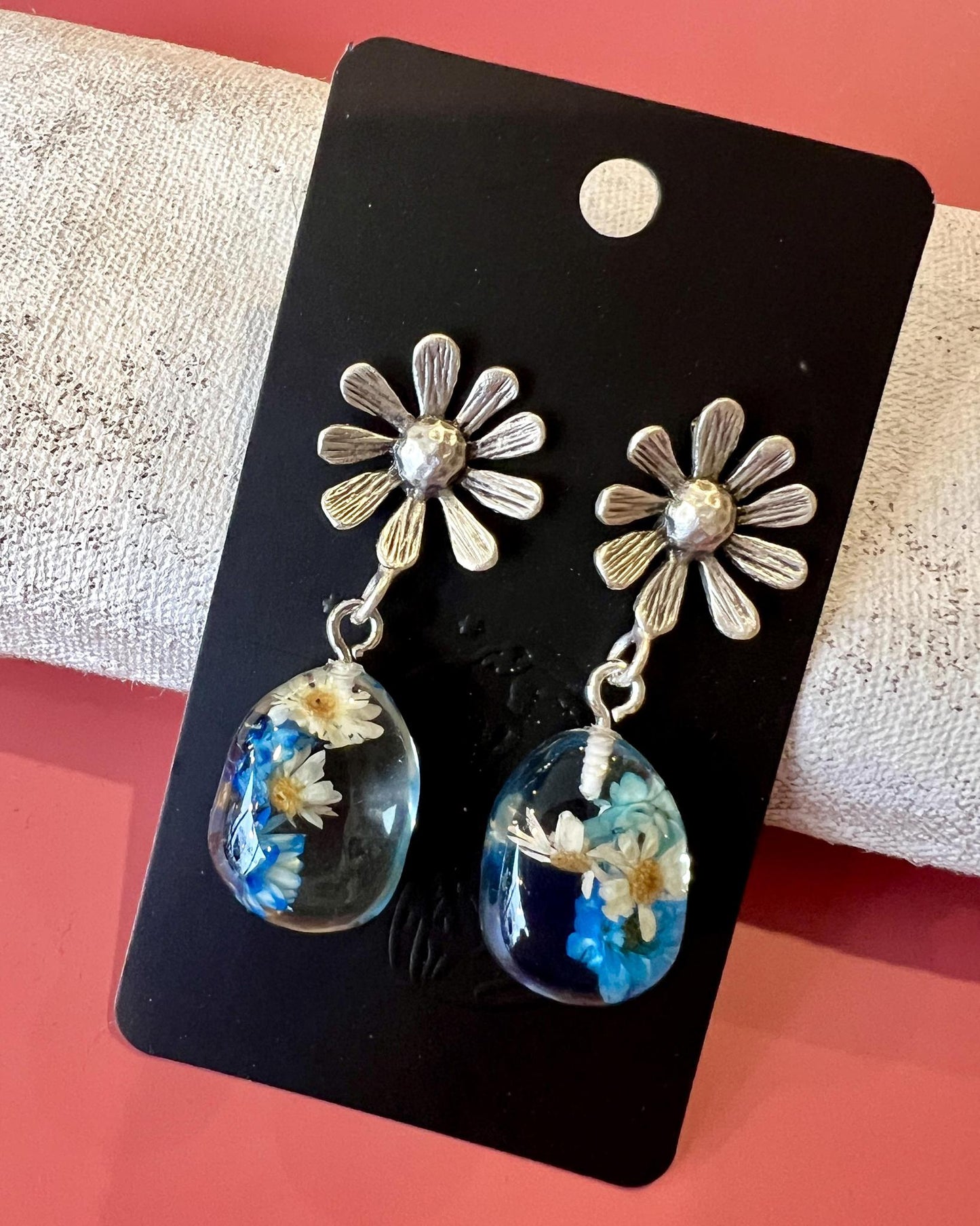 Pajaro Negro Floral Daisy Earrings