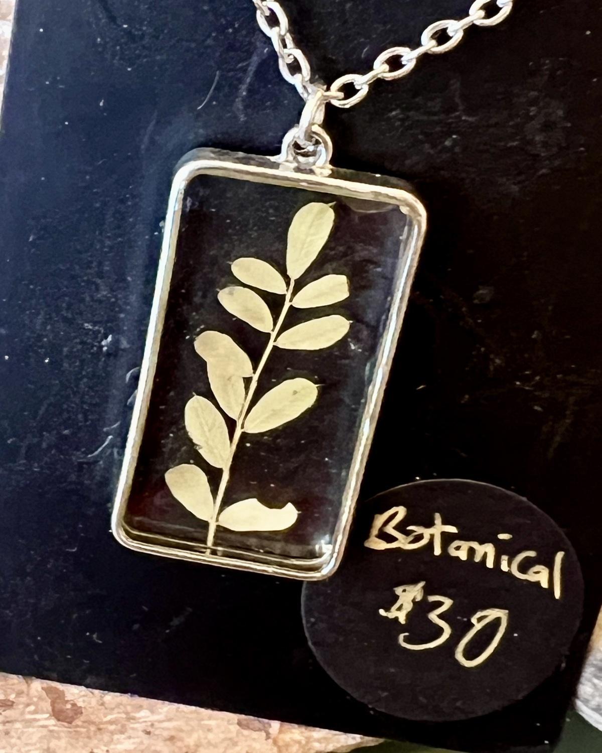 Pajaro Negro Botanical Leaf Necklace