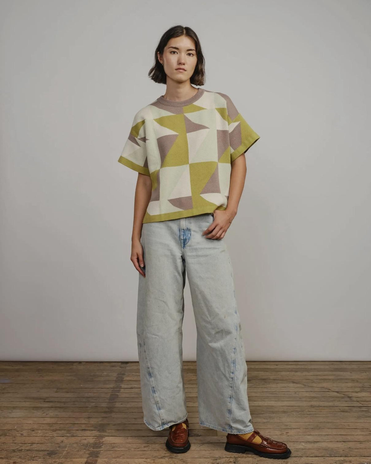 The Endery Calder Short Sleeve Sweater Tee in Vista (Cream/Stone/Chartreause)
