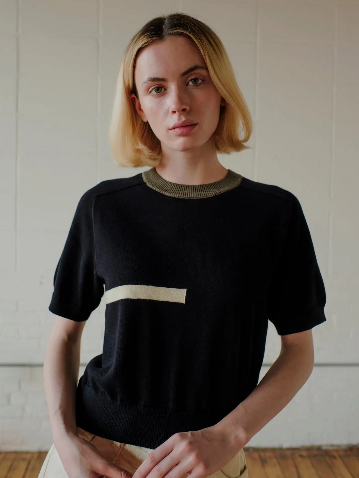 The Endery Ruben Short Sleeve Sweater Tee in Anthracite (Black/Olive/Cream)