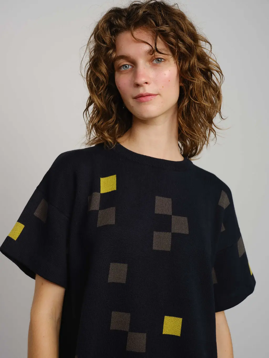 The Endery Albers Short Sleeve Sweater Tee in Atlantic (Navy/Grey/Yellow)