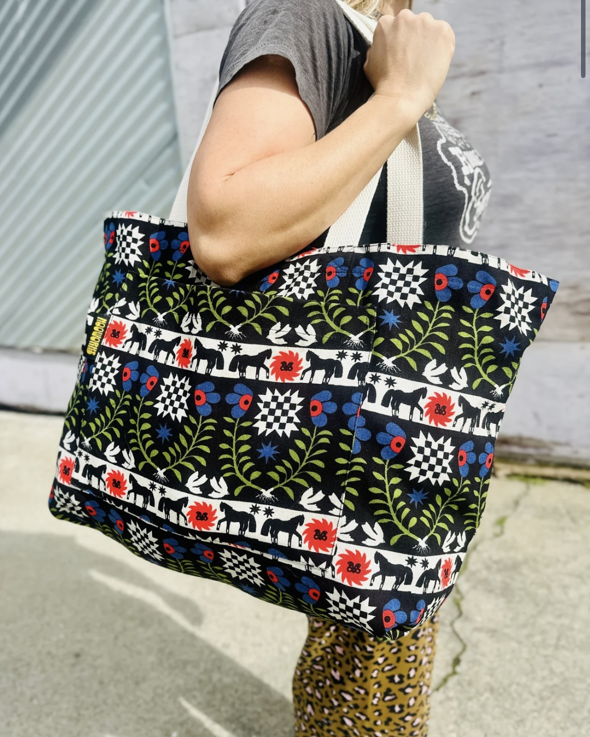 Nooworks Mega Tote in The Guradians