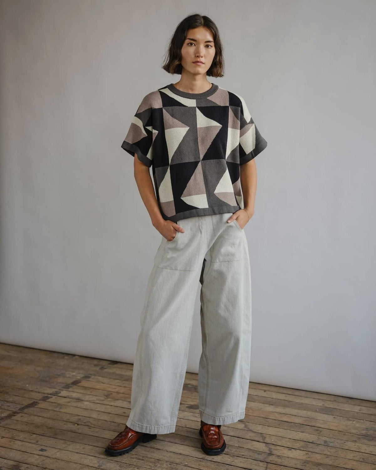 The Endery Calder Short Sleeve Sweater Tee in Flint (Black/Cream/Gray)