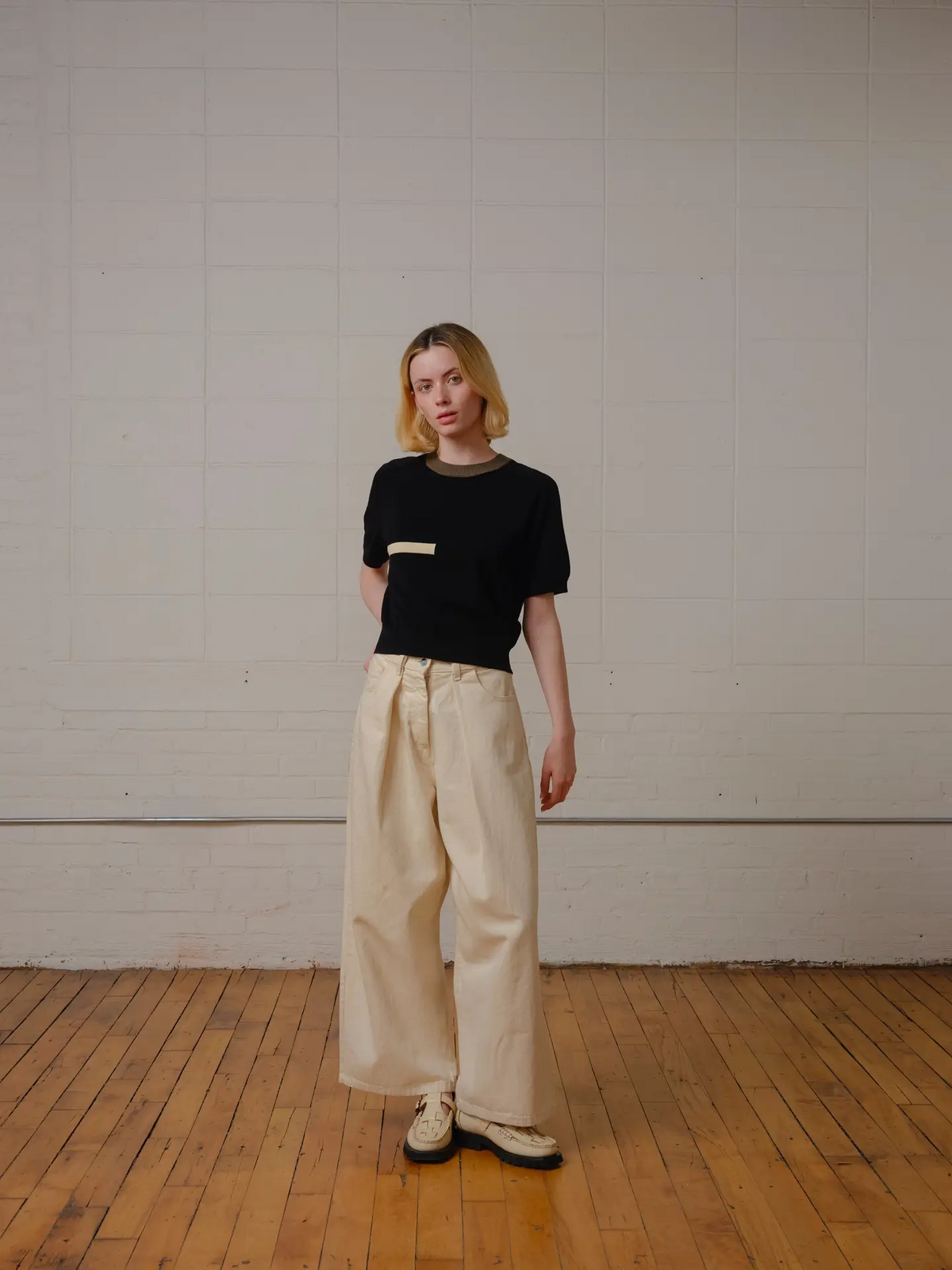 The Endery Ruben Short Sleeve Sweater Tee in Anthracite (Black/Olive/Cream)