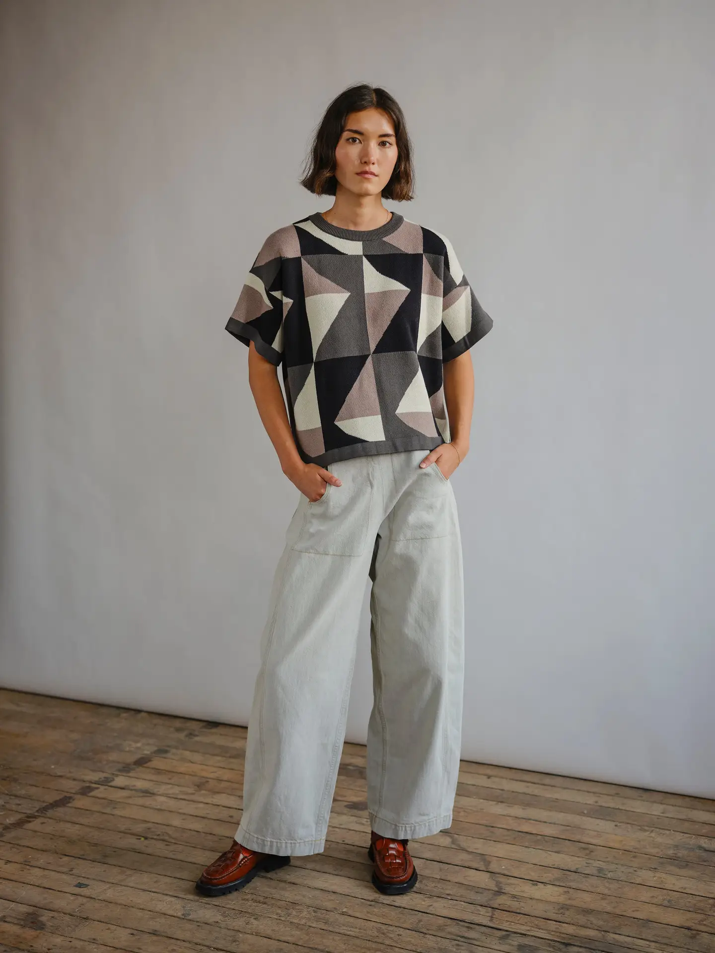 The Endery Calder Short Sleeve Sweater Tee in Flint (Black/Cream/Gray)